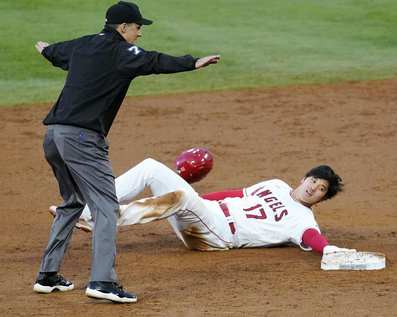 ロイヤルズ戦の2回、二盗を決めたエンゼルス大谷（AP＝共同）