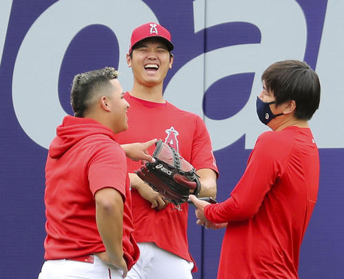試合前、練習の合間に談笑するエンゼルス大谷（共同）