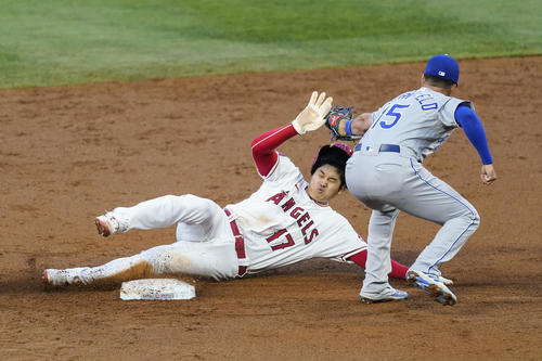 2回、盗塁に成功する大谷（AP）