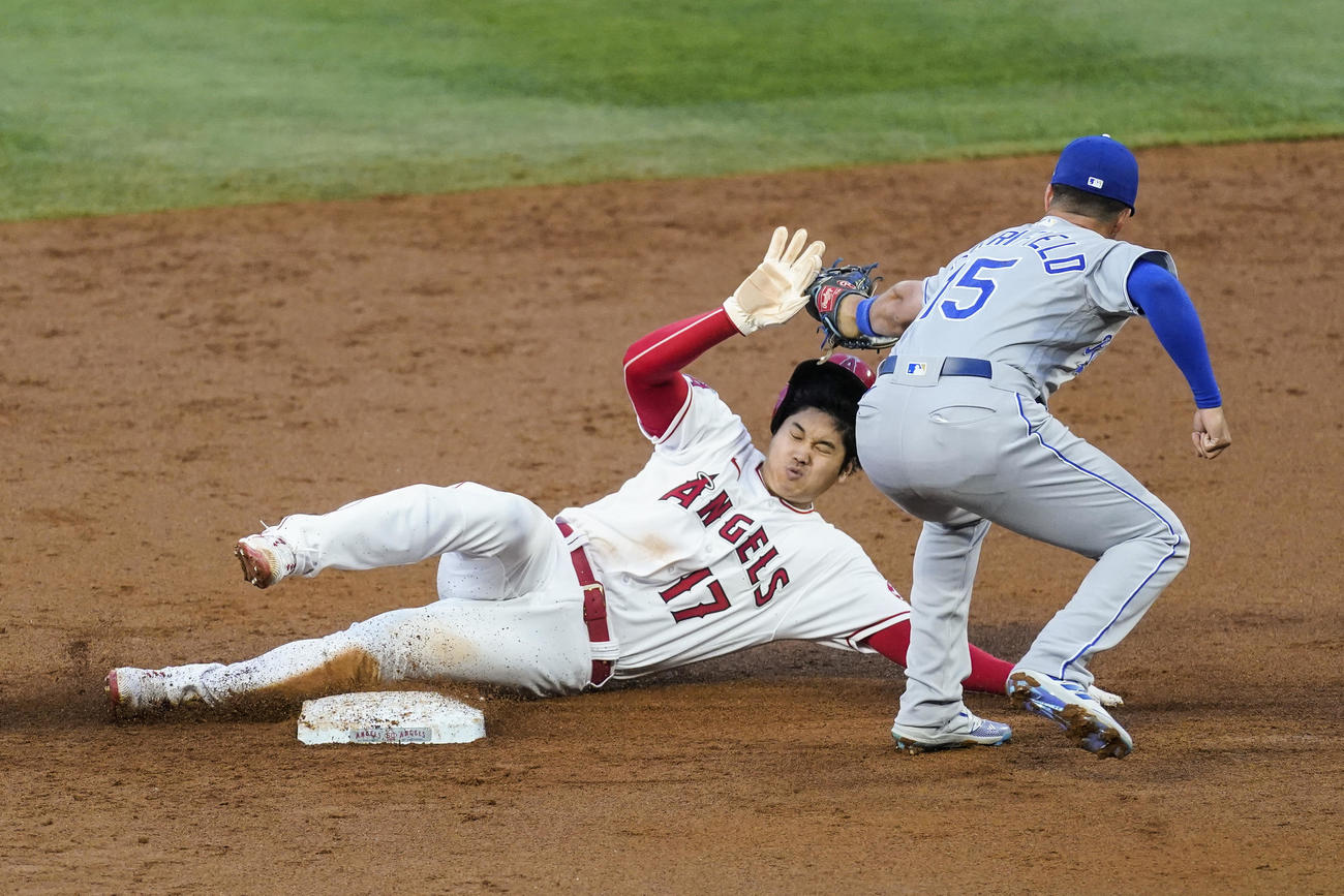 2回、盗塁に成功する大谷（AP）
