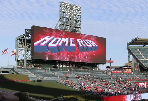 ロイヤルズ戦の1回、エンゼルス大谷が本塁打を放ったことを伝える電光掲示板（共同）