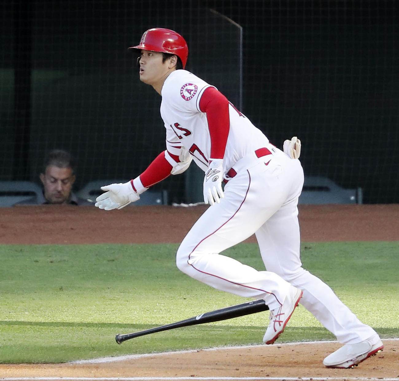 ロイヤルズ戦の1回、右飛に倒れたエンゼルス大谷（共同）