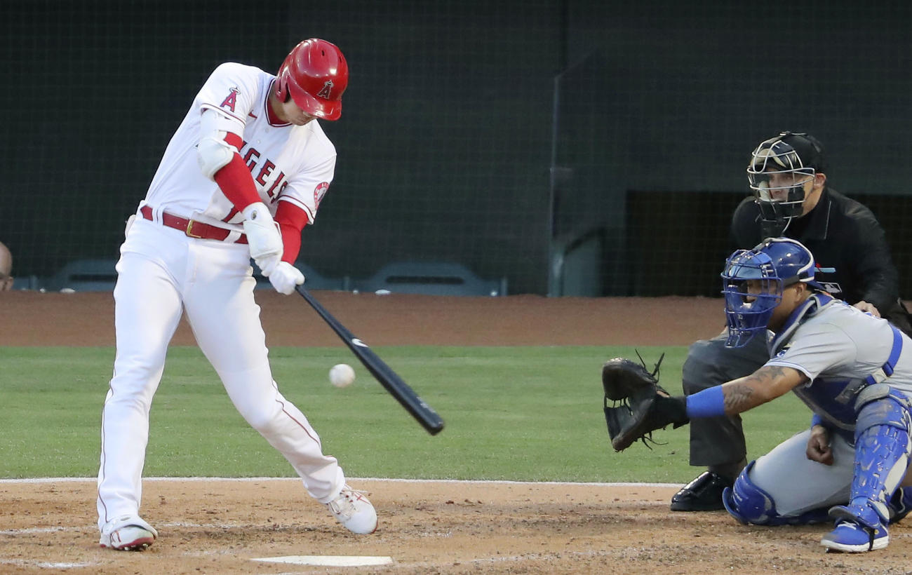 ロイヤルズ戦の3回、左前打を放つエンゼルス大谷（共同）