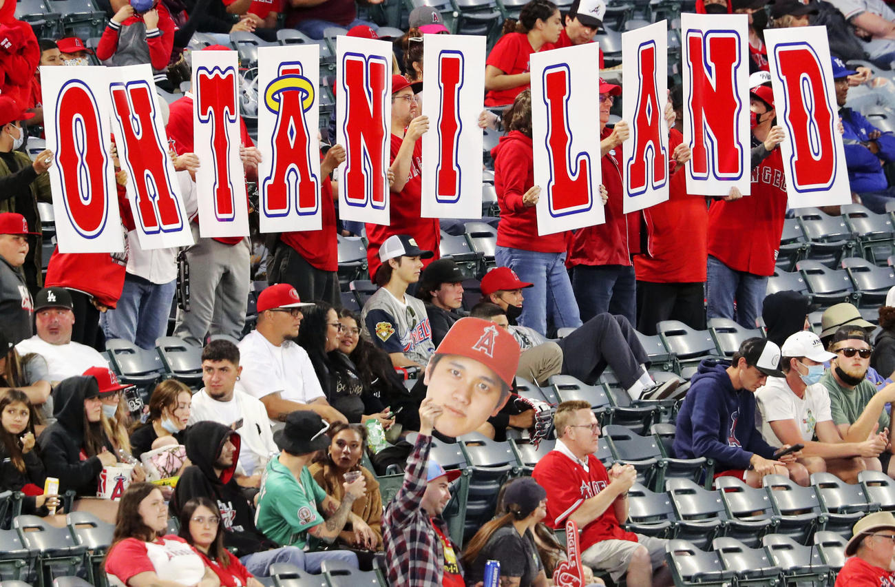 ボードを手にエンゼルス・大谷を応援するファン（共同）