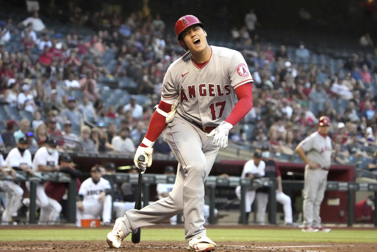 3回、自打球を右膝に当てた大谷（AP）