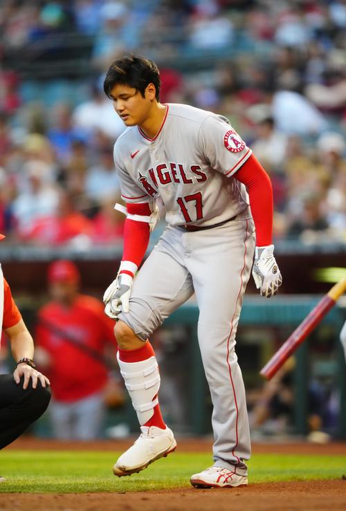 自打球を右膝に当てた大谷（ロイター）