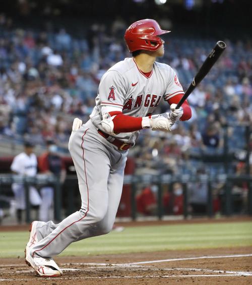 ダイヤモンドバックス戦の3回、適時二塁打を放つエンゼルス・大谷＝フェニックス（共同）