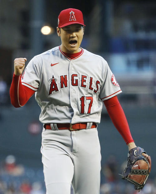 ダイヤモンドバックス戦の2回、C・ケリーを打ち取り雄たけびを上げるエンゼルス・大谷＝フェニックス（共同）