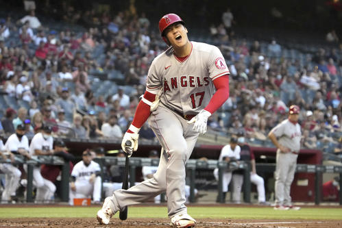 3回、自打球を右膝に当てた大谷（AP）
