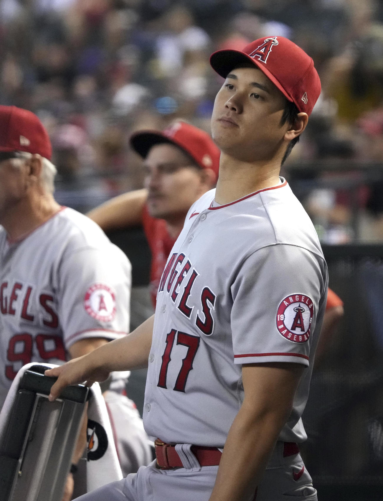 5回、ベンチから試合を見つめる大谷（AP）