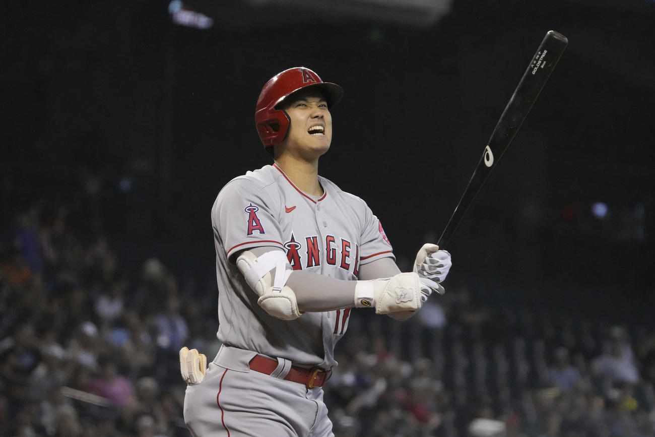 8回、代打で出場し三振に倒れた大谷（AP）