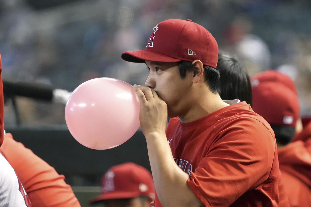 9回、ベンチで風船を膨らませる大谷（AP）