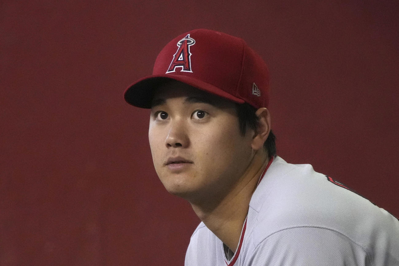 5回、ベンチから試合を見つめる大谷（AP）