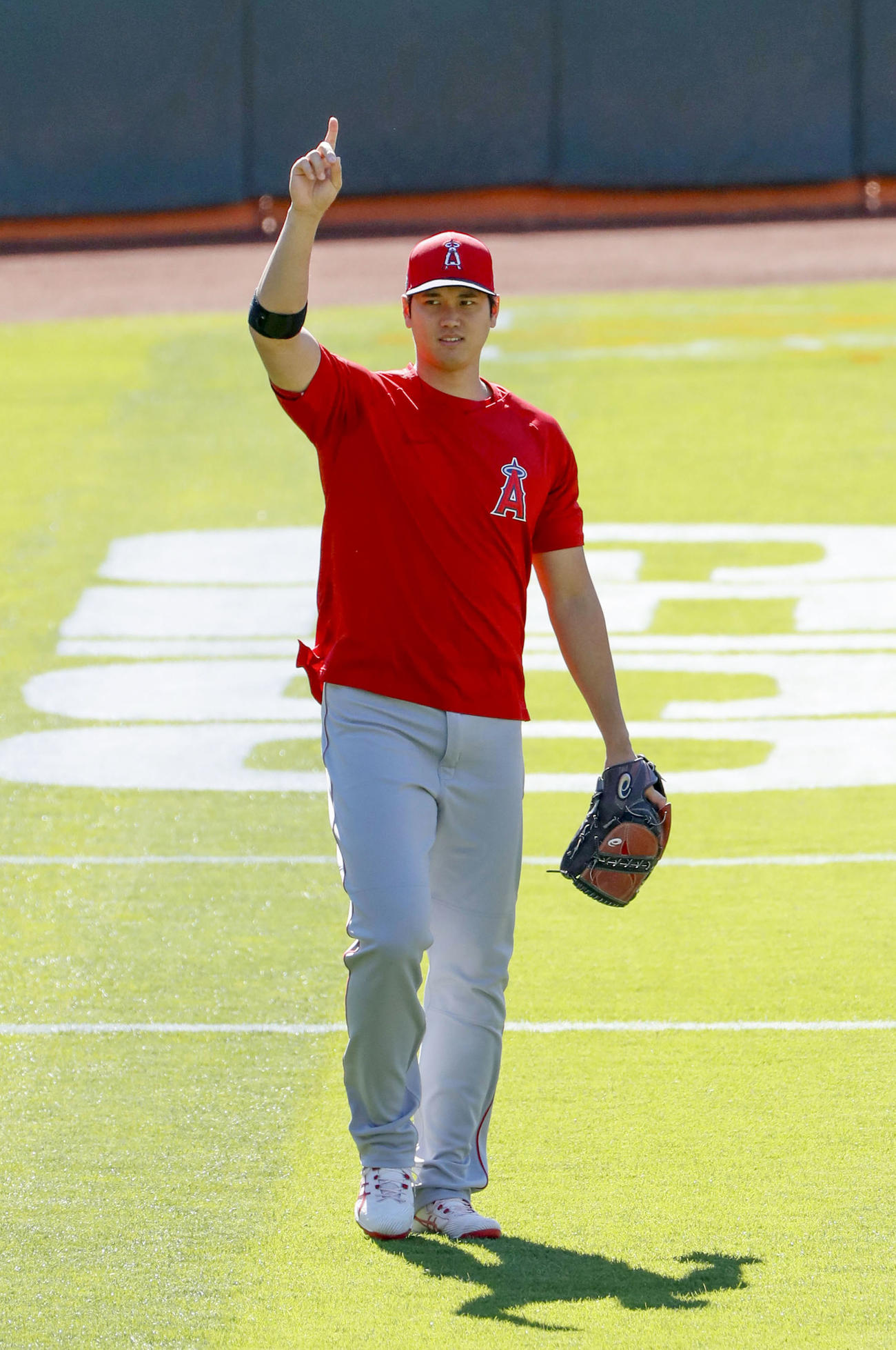 米大リーグの試合前、練習に向かうエンゼルス大谷翔平（共同）