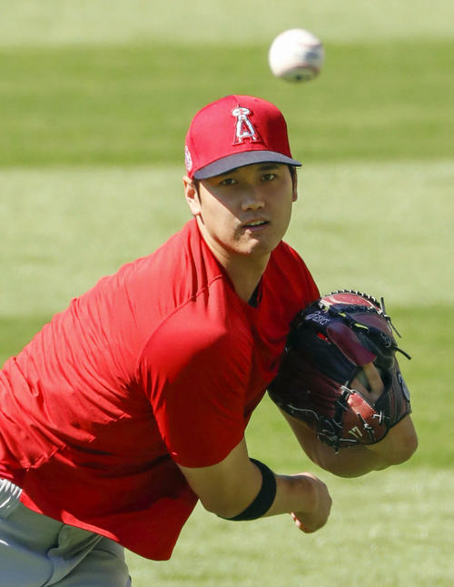 試合前、キャッチボールするエンゼルス大谷（共同）