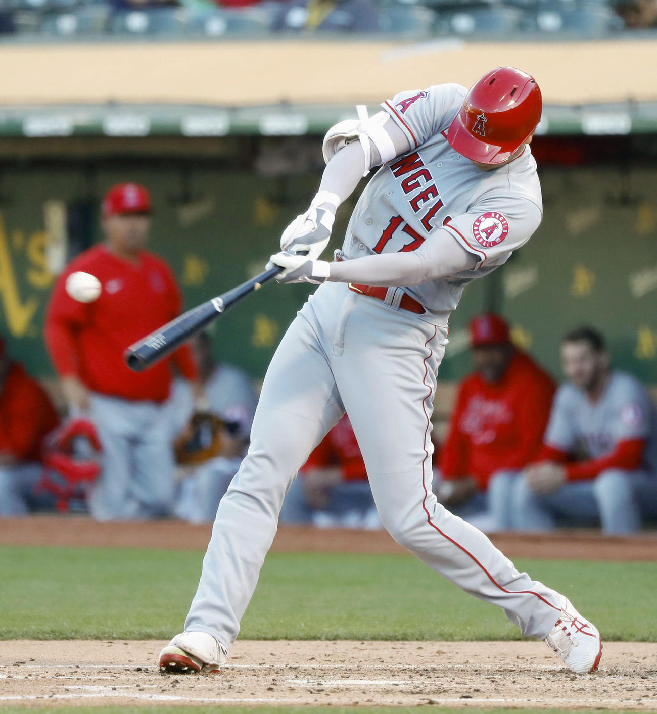 アスレチックス戦の2回、中前打を放つエンゼルス大谷（共同）