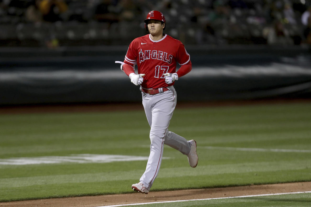 8回、右中間へ18号ソロを放った大谷（AP）