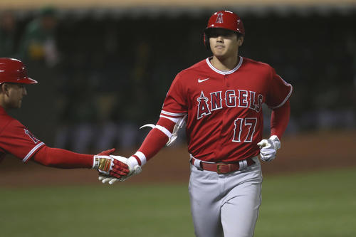 8回、右中間へ18号ソロを放った大谷（AP）
