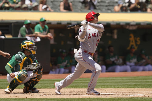 2回、19号ソロを放つ大谷(AP)