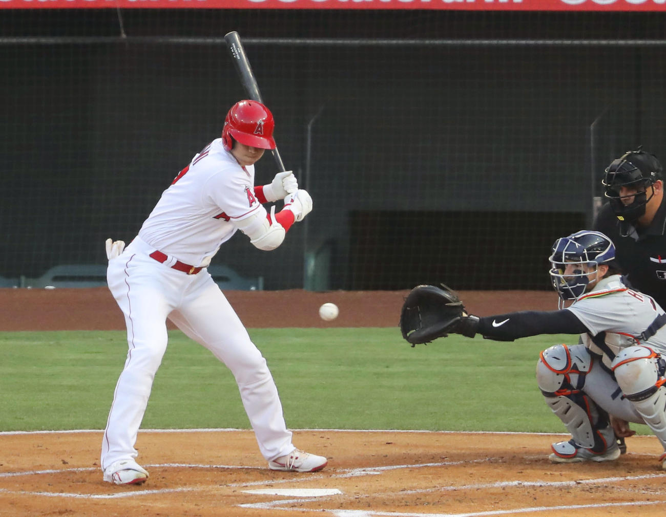 タイガース戦の1回、四球を選ぶエンゼルス・大谷＝アナハイム（共同）