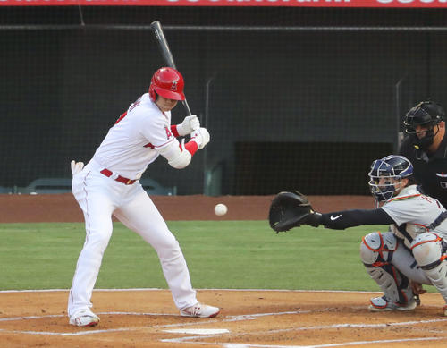 タイガース戦の1回、四球を選ぶエンゼルス・大谷＝アナハイム（共同）