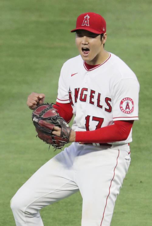 タイガース戦の5回、キャメロンを併殺に打ち取り、声を上げるエンゼルス・大谷＝アナハイム（共同）