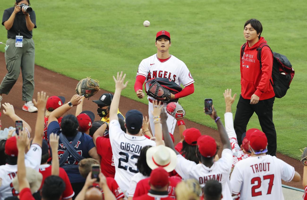 試合前、ファンへボールをプレゼントするエンゼルス大谷（共同）