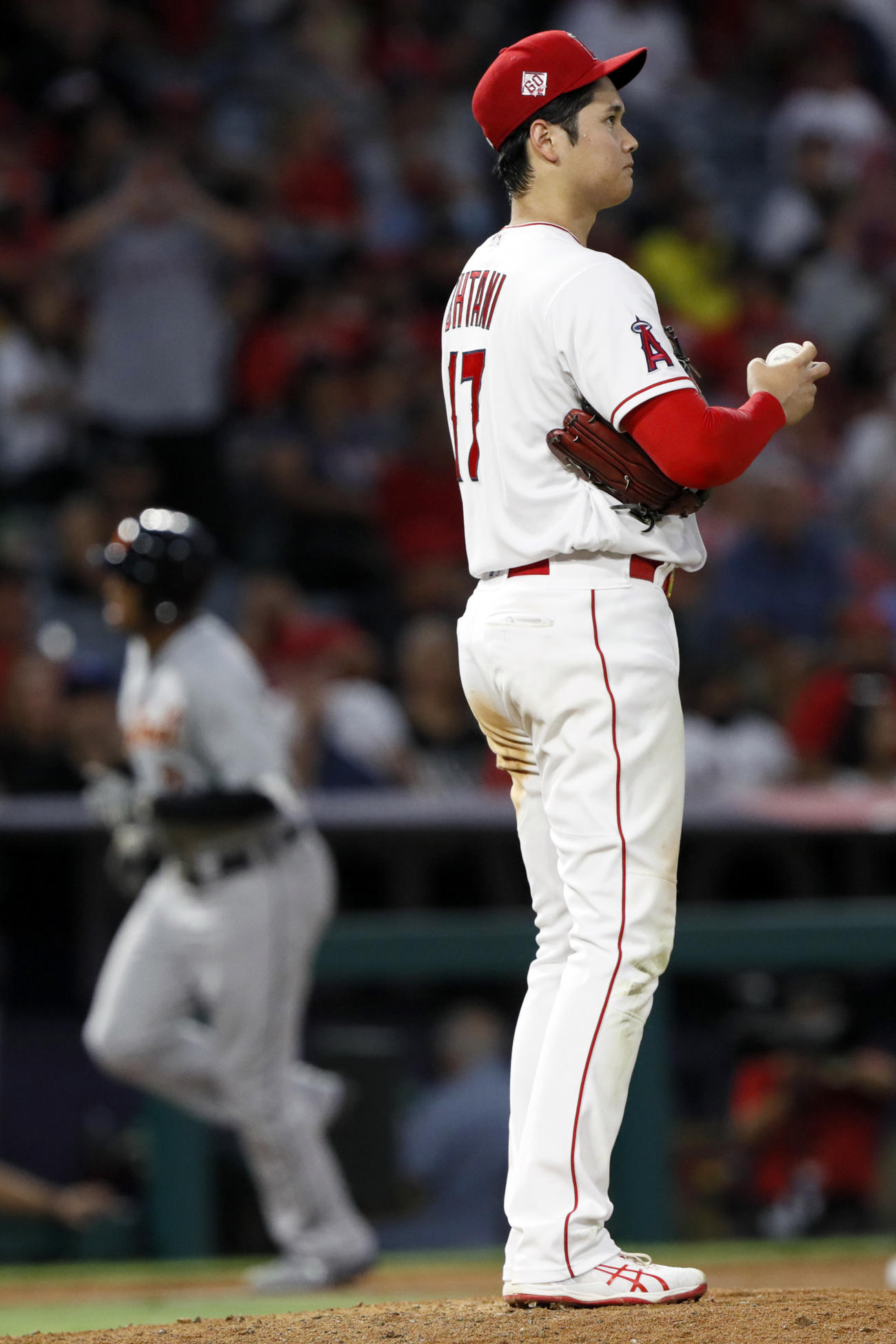 6回、スクープにソロ本塁打を浴びた大谷（AP）