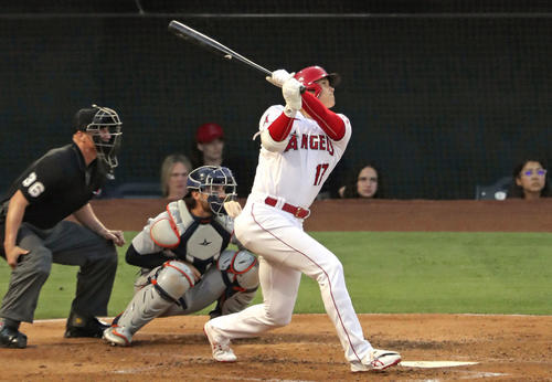 3回、中飛に倒れたエンゼルス大谷（共同）