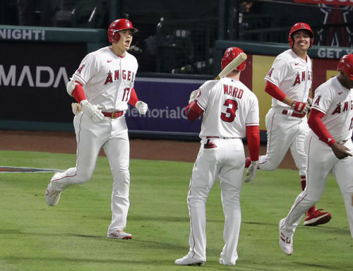 5回、20号2ランを放ったエンゼルス大谷（左端）（共同）