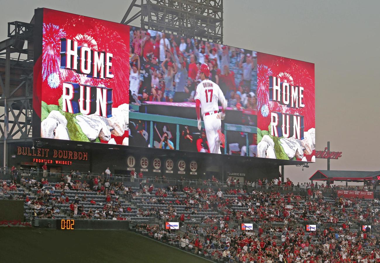 3回、エンゼルス大谷が本塁打を打ったことを示す電光掲示板（共同）