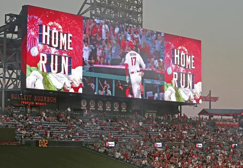 3回、エンゼルス大谷が本塁打を打ったことを示す電光掲示板(共同)