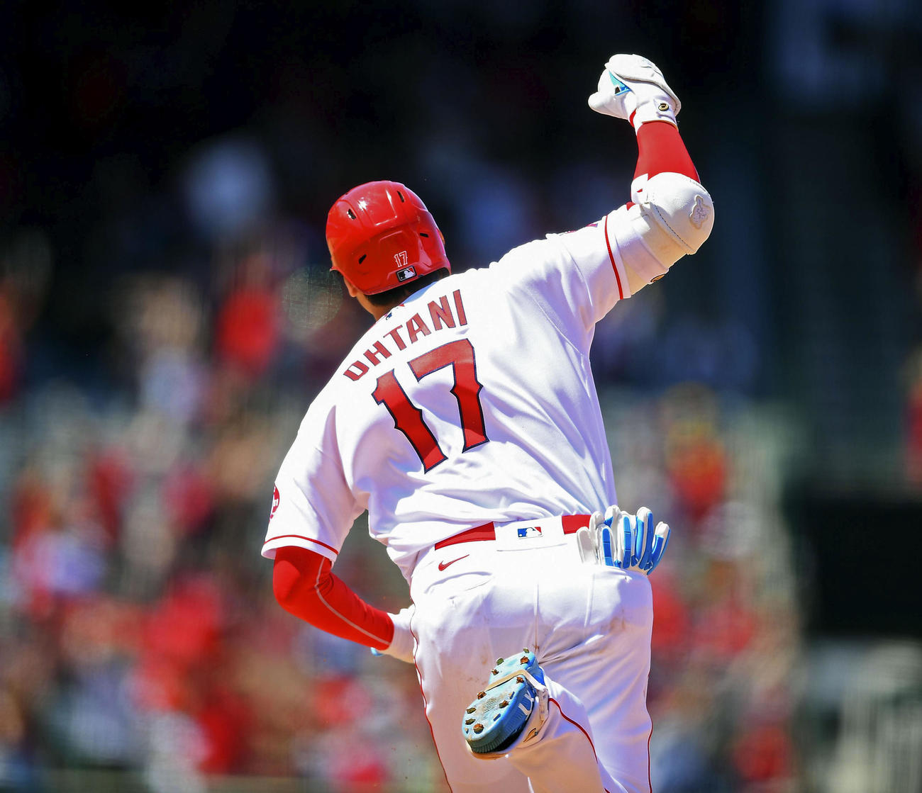 タイガース戦の5回、23号2ランを放ちガッツポーズするエンゼルス大谷（ゲッティ＝共同）