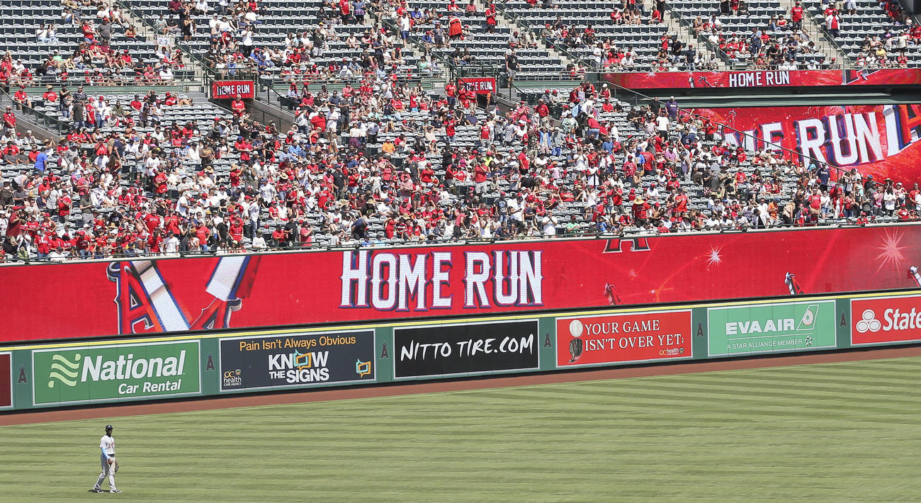 タイガース戦の5回にエンゼルス大谷が2ランを放ち、観客席で盛り上がるファン（共同）