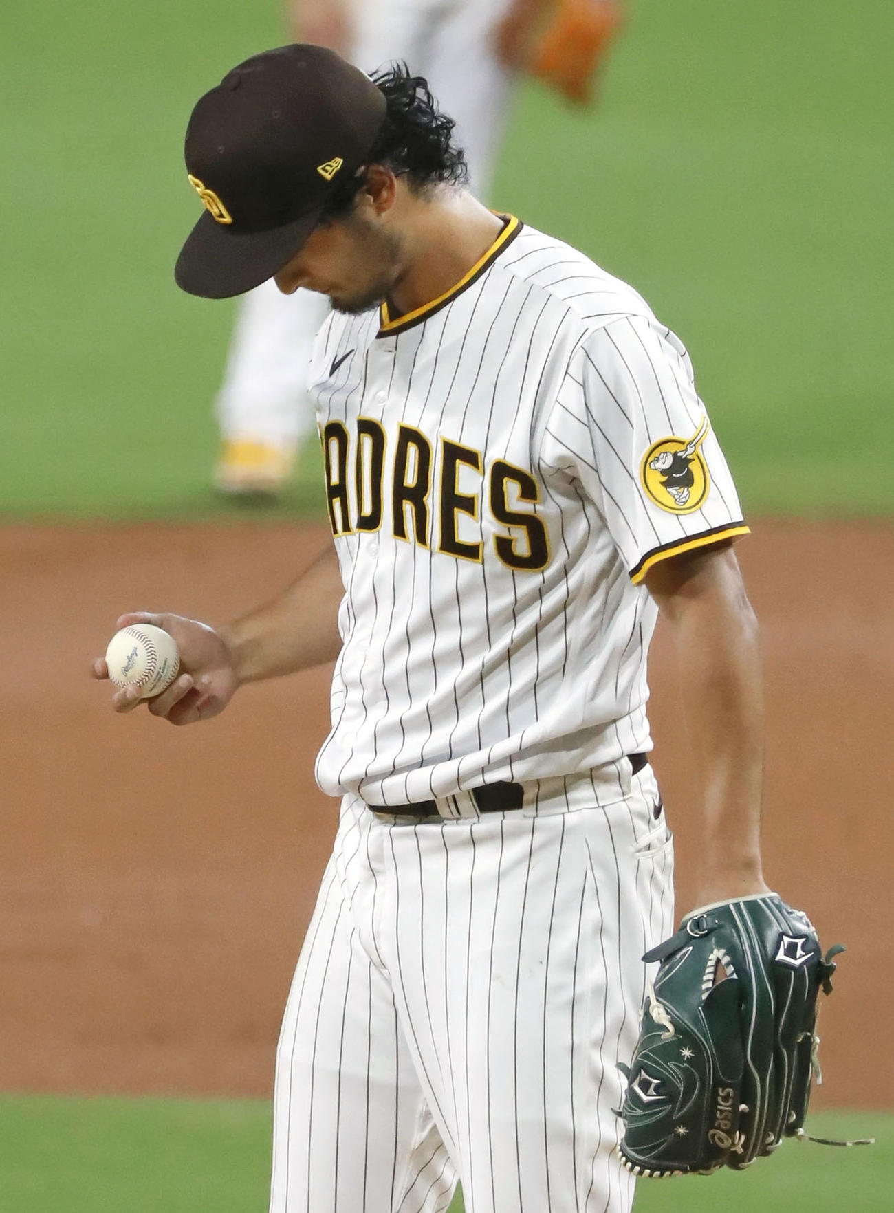 ドジャース戦の3回、ボールを見つめるパドレスのダルビッシュ＝サンディエゴ（共同）