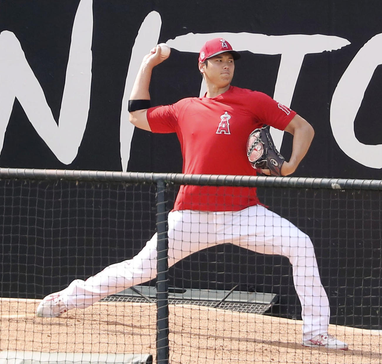 ブルペンで投球練習するエンゼルス大谷（共同）