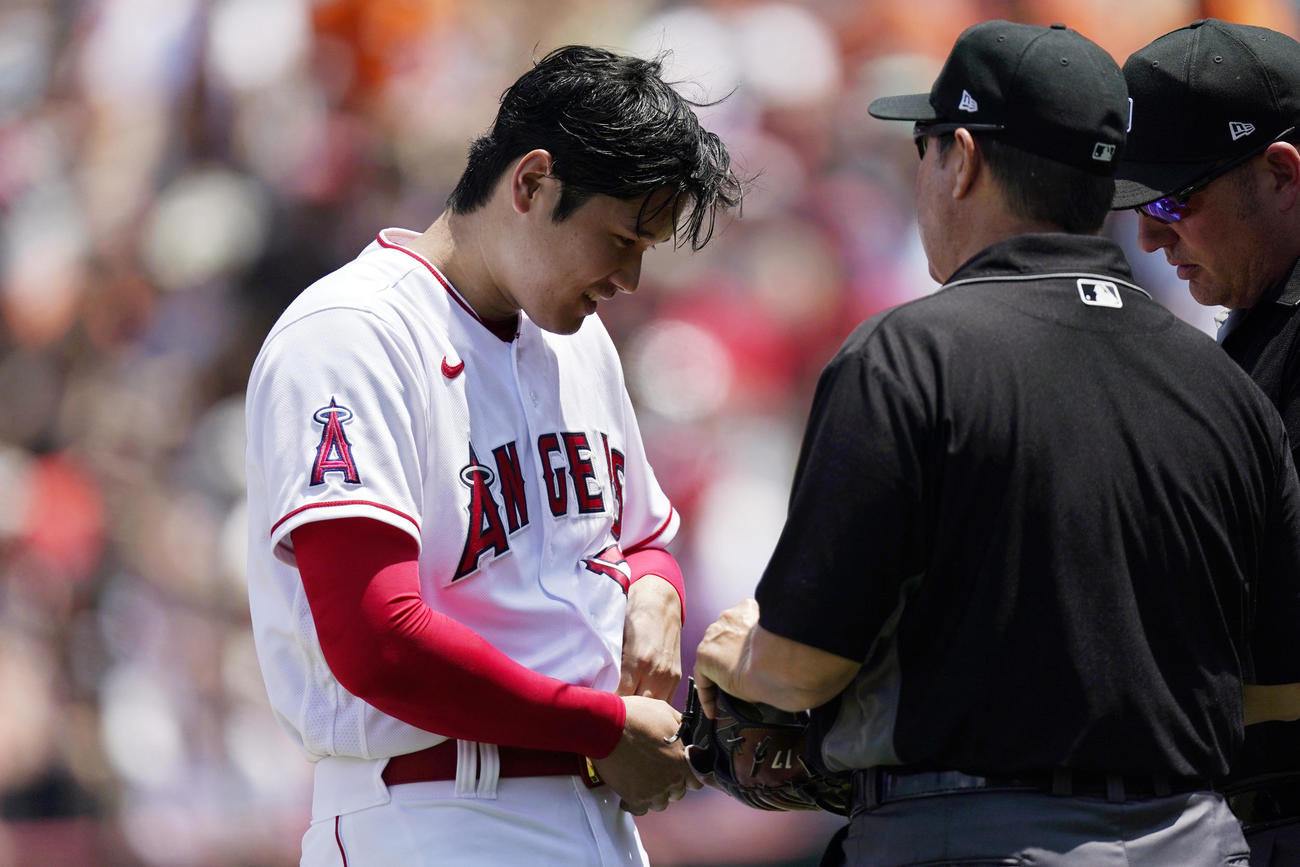 審判団からチェックを受ける大谷（AP）