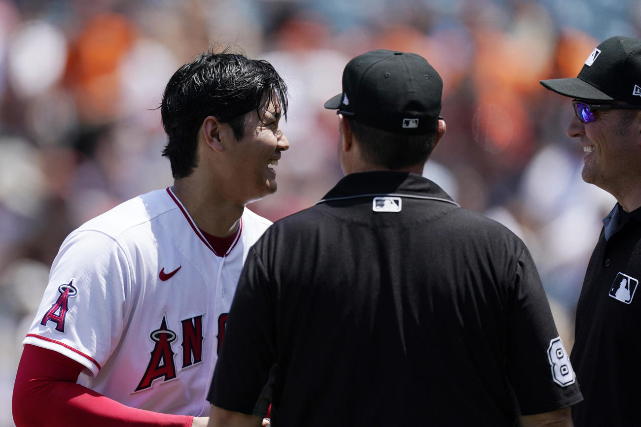 審判団からチェックを受ける大谷（AP）