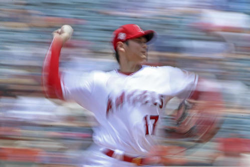 ジャイアンツ戦で投球するエンゼルス大谷（スローシャッターで撮影、ゲッティ＝共同）