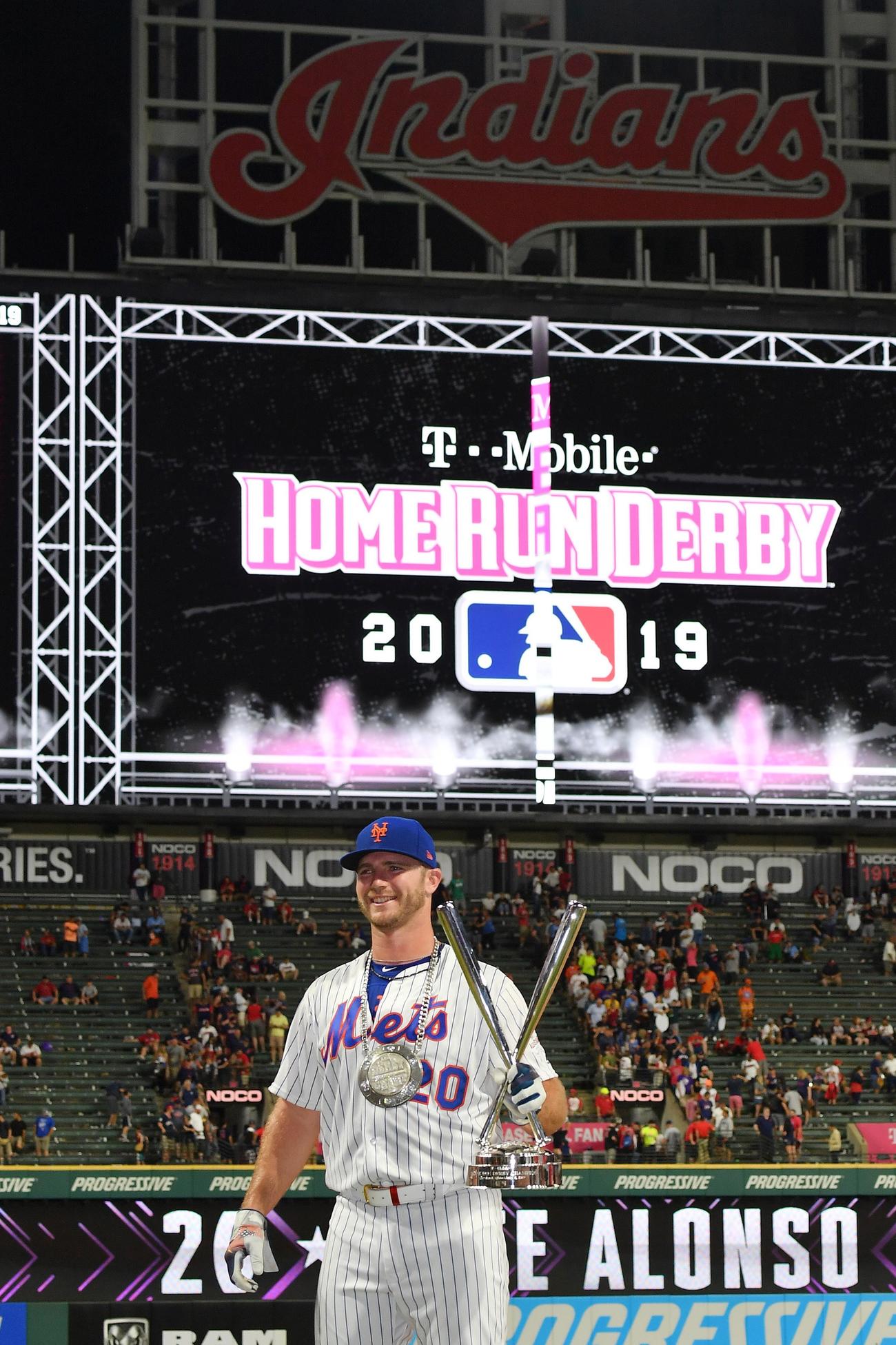 オールスターの本塁打競争で優勝し、トロフィーを手に笑顔を見せるメッツ・アロンソ（2019年7月8日撮影）