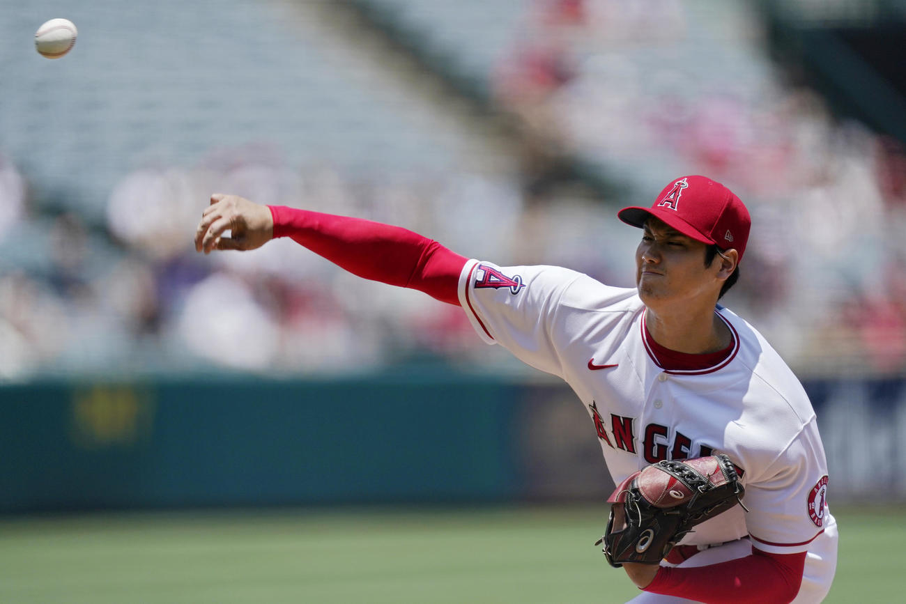 ジャイアンツ戦で力投する大谷（AP）