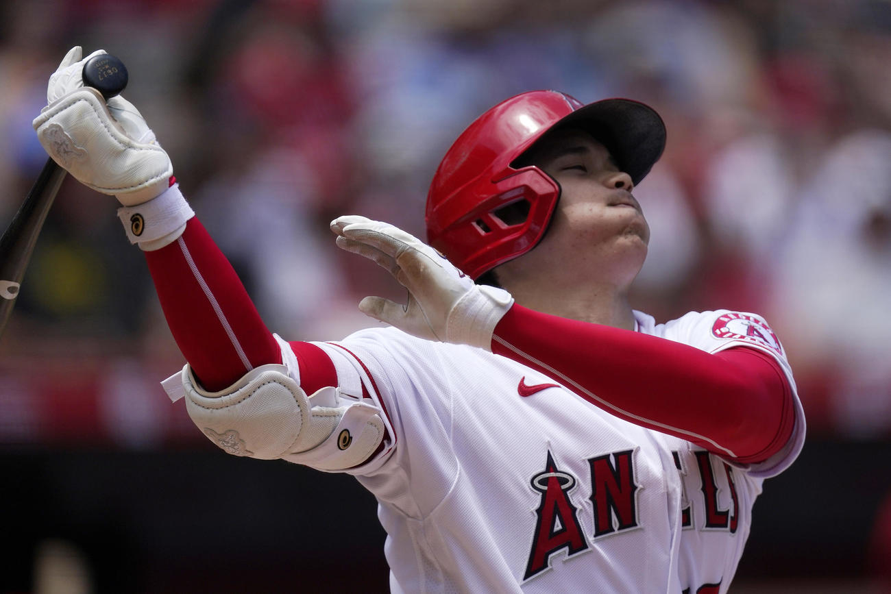 1回の打席でスイングする大谷（AP）