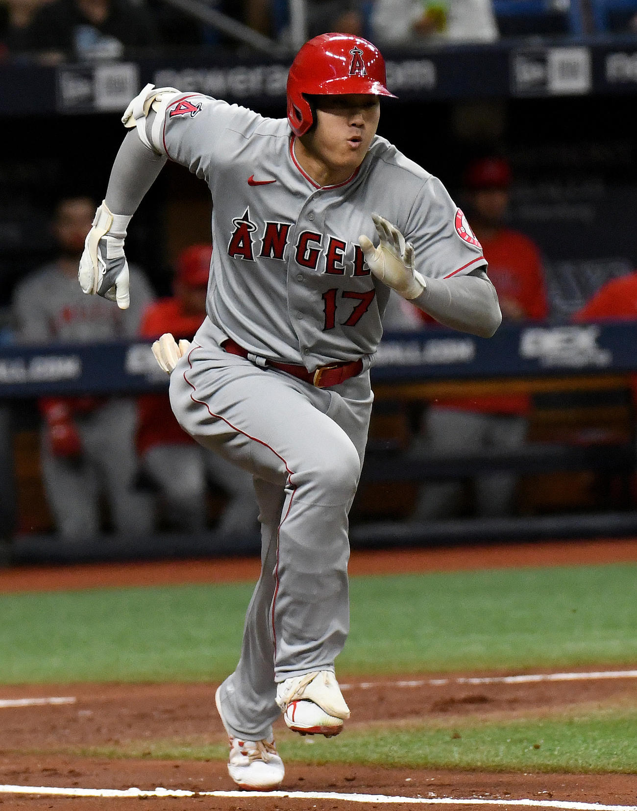バント安打で一塁へ走る大谷（ロイター）
