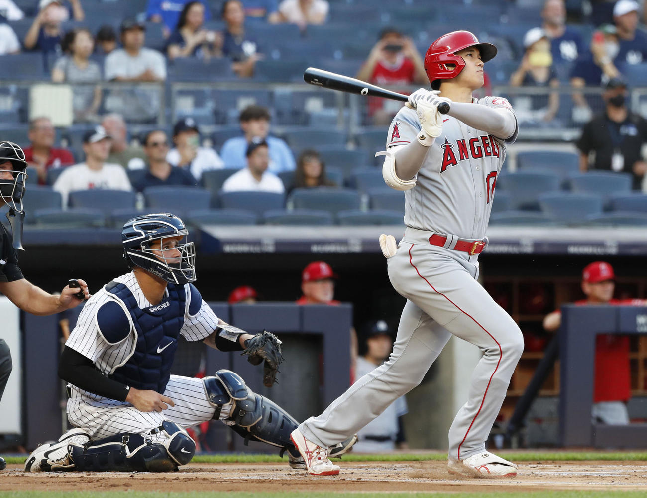 ヤンキース戦の1回、2試合連続本塁打となる先制の26号ソロを放つエンゼルス大谷（共同）