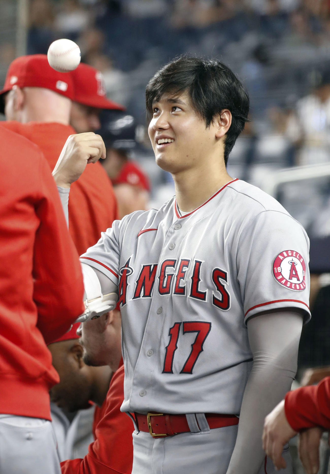ヤンキース戦のベンチで笑顔を見せるエンゼルス大谷（共同）