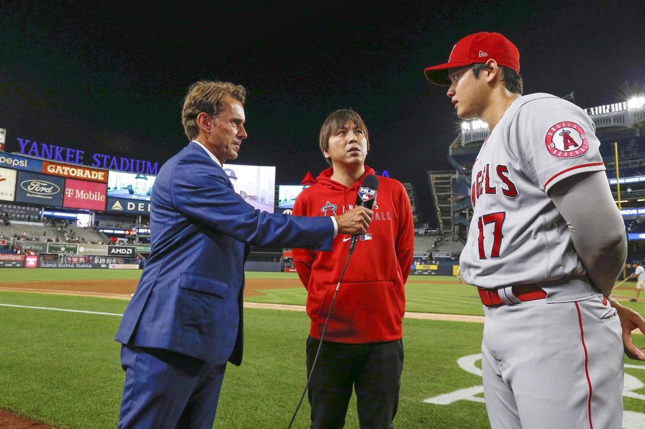 試合後、テレビ局のインタビューを受けるエンゼルス大谷（共同）