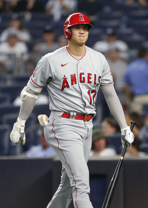 ヤンキース戦の5回、空振り三振に倒れたエンゼルス大谷（共同）