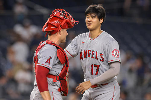 ヤンキースを破り喜ぶ大谷（左はスタッシ）（ロイター）