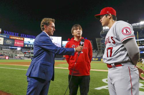 試合後、テレビ局のインタビューを受けるエンゼルス大谷（共同）