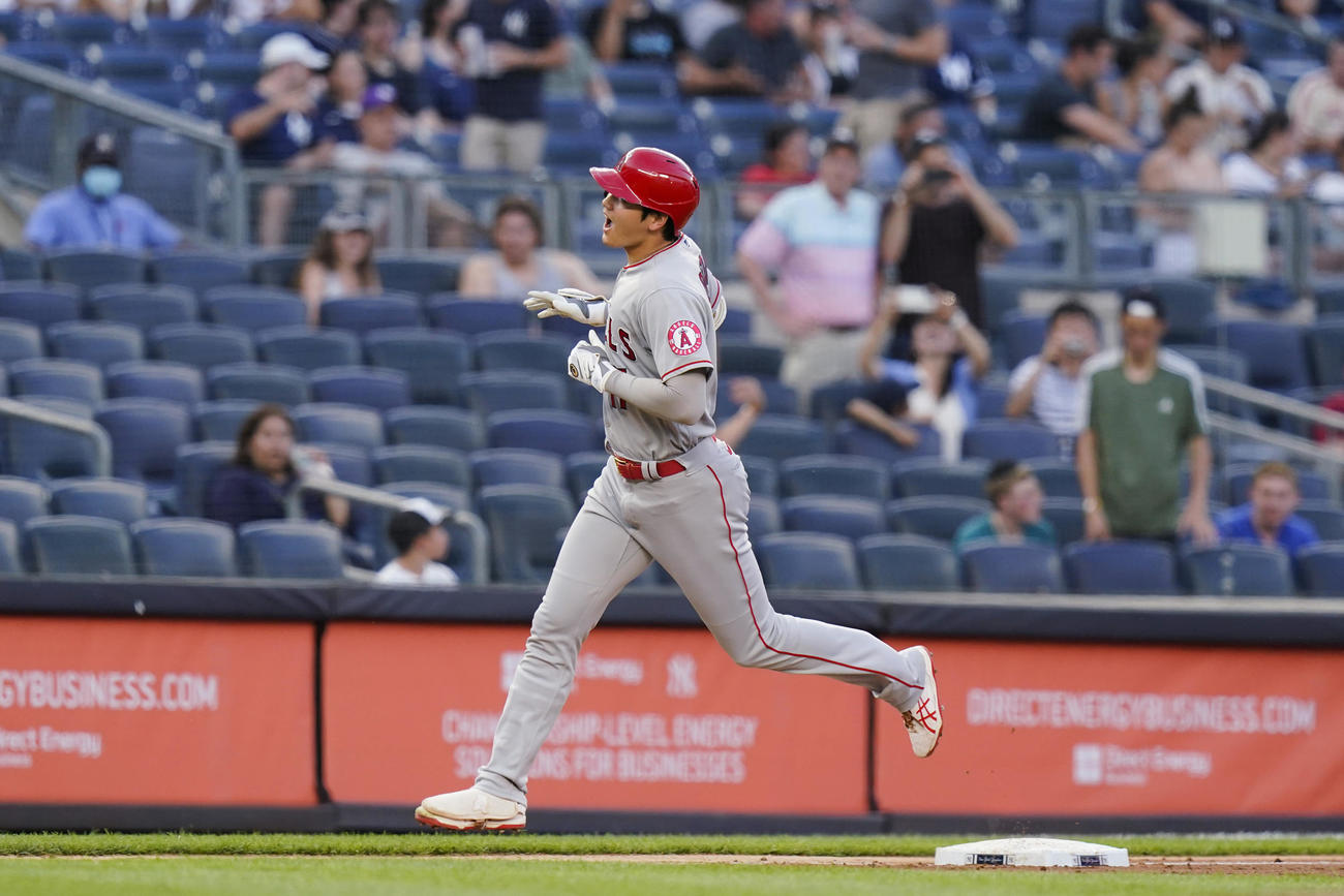 3回、27号ソロを放った大谷（AP）